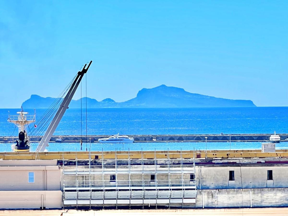 La Storia E Il Mare Di * Naples
