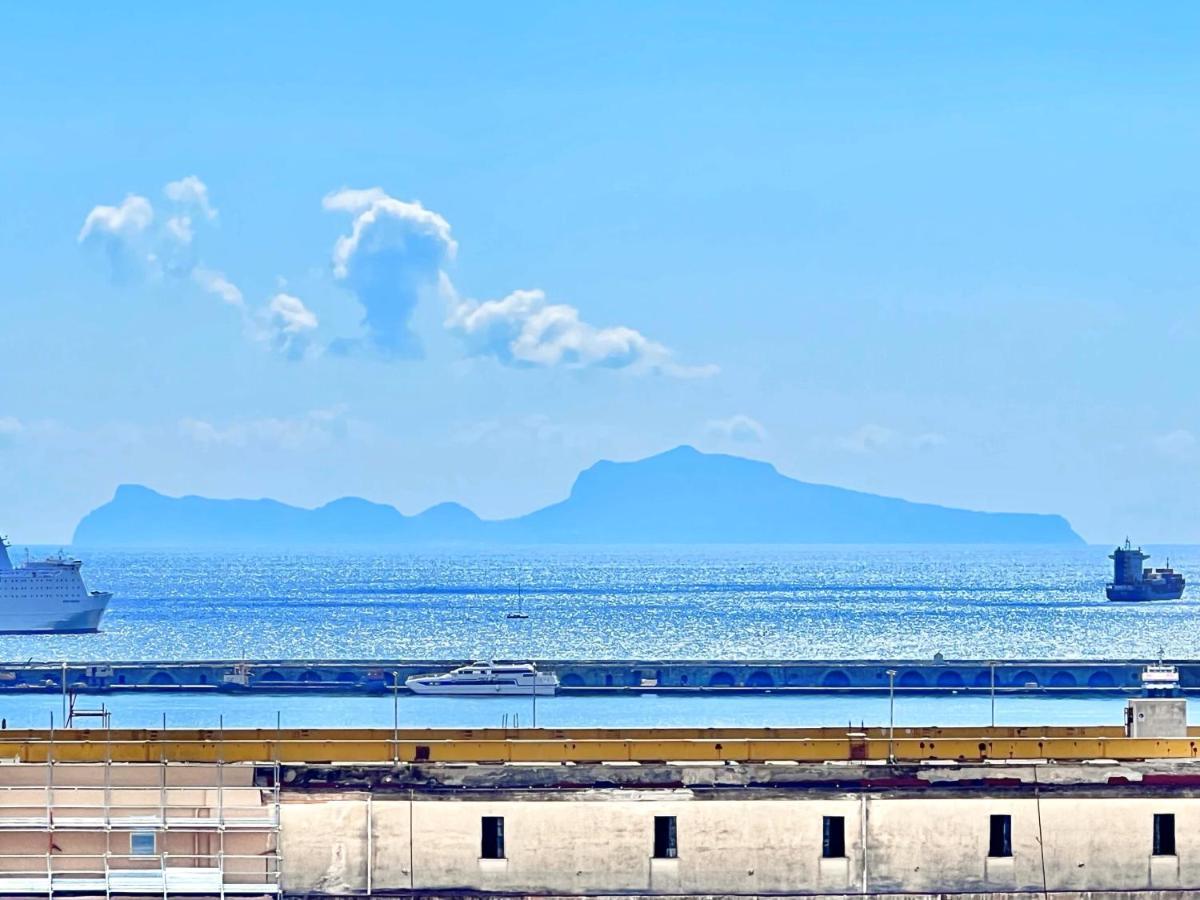 La Storia E Il Mare Di Naples