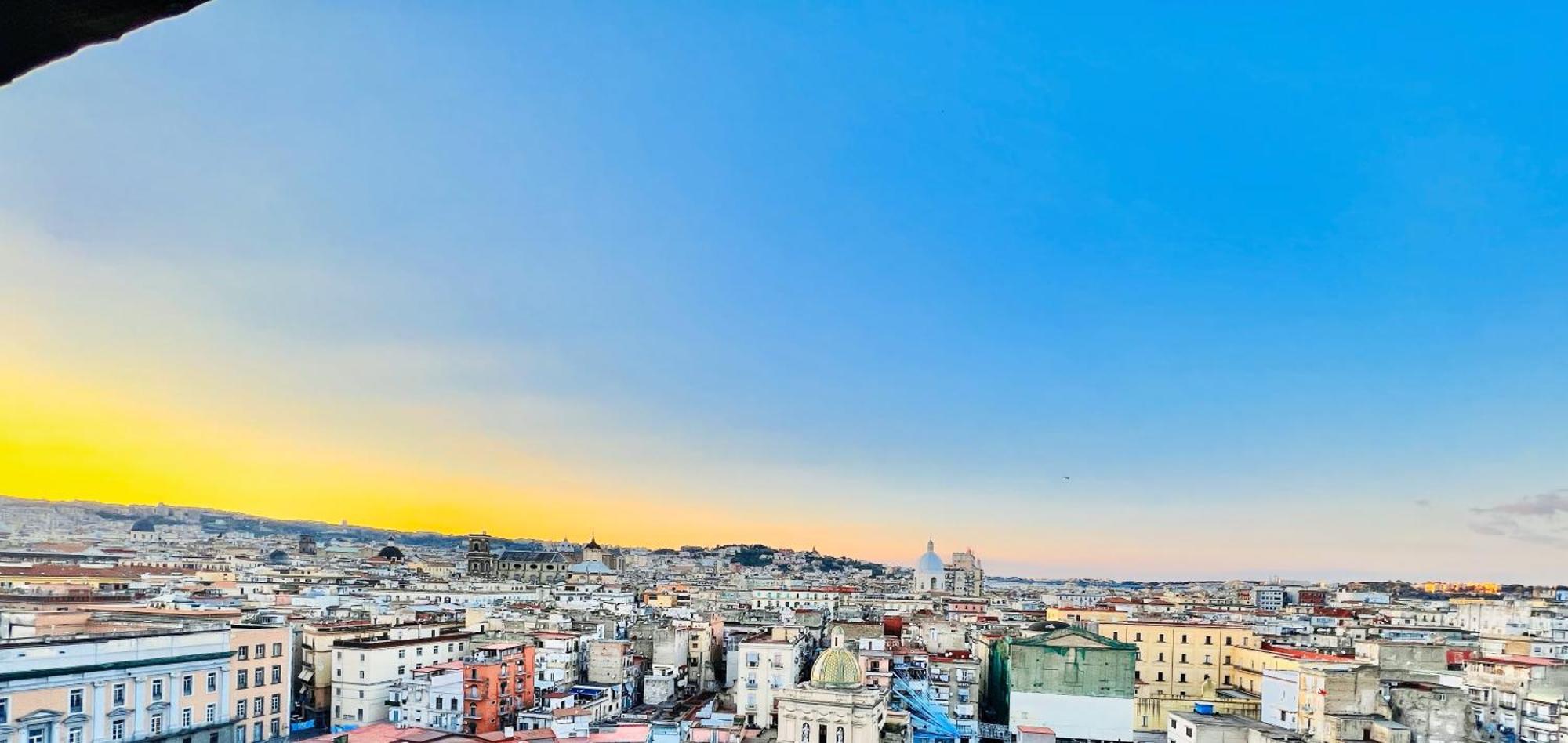 La Storia E Il Mare Di Naples