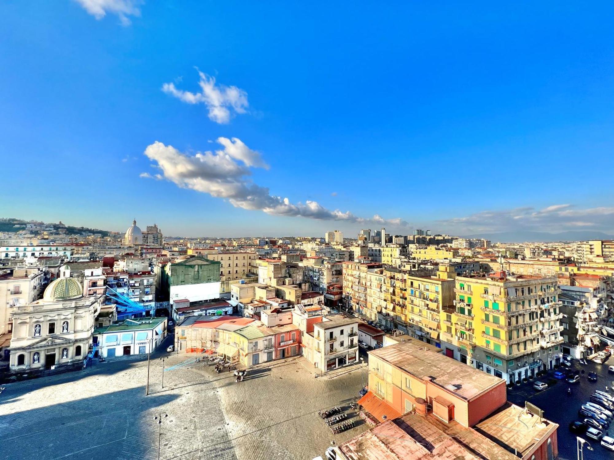 La Storia E Il Mare Di Naples