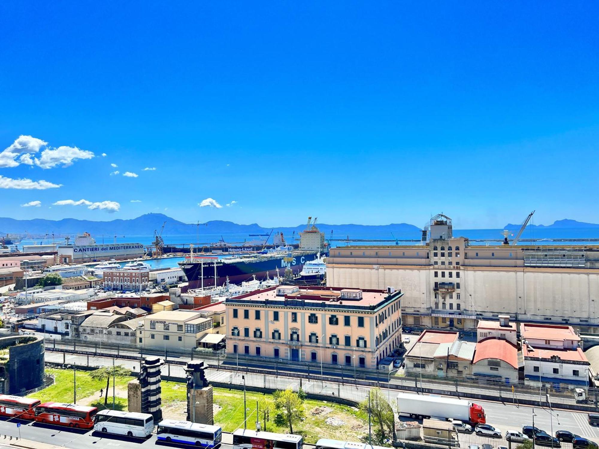 La Storia E Il Mare Di * Naples