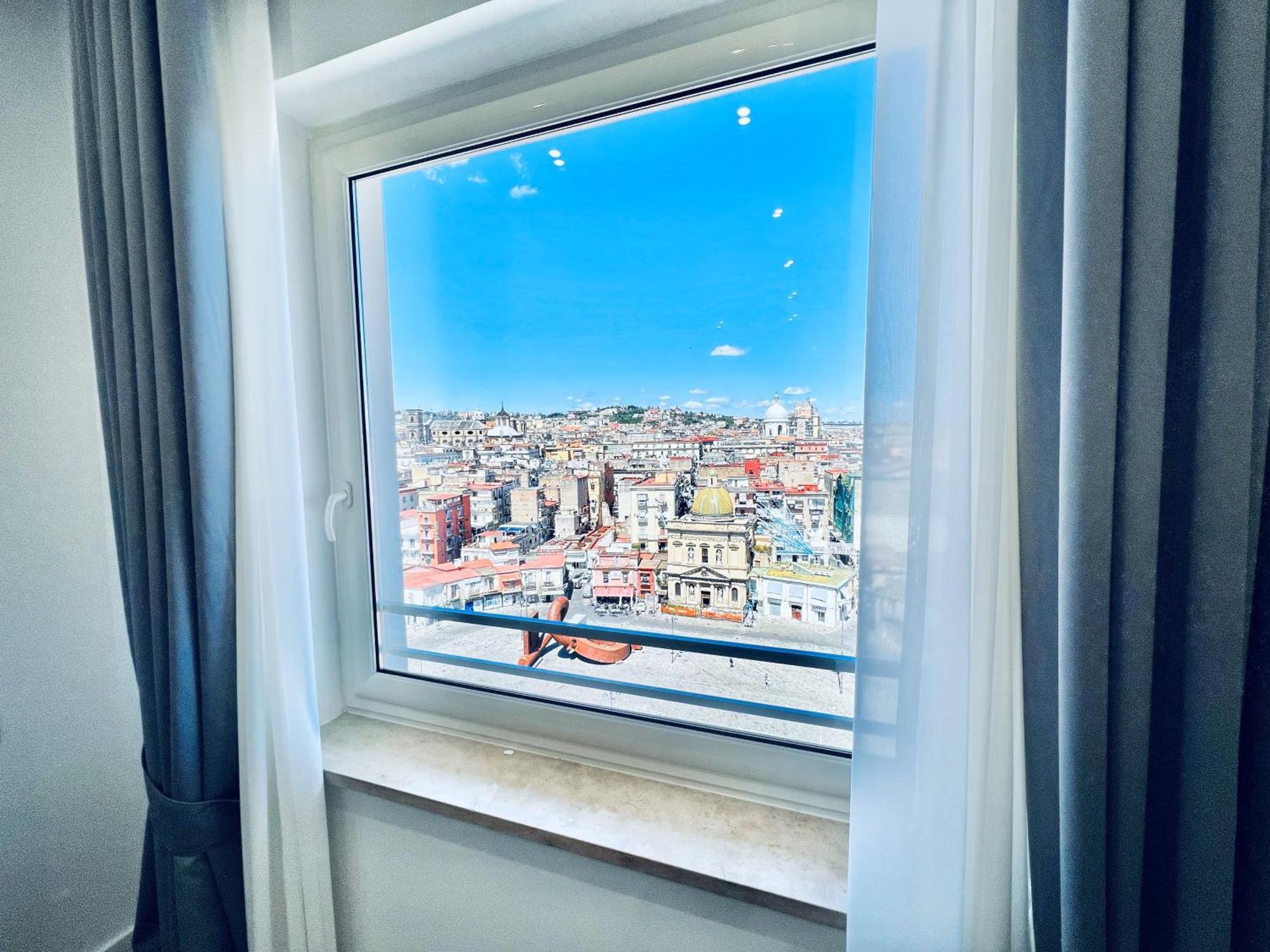 La Storia E Il Mare Di * Naples